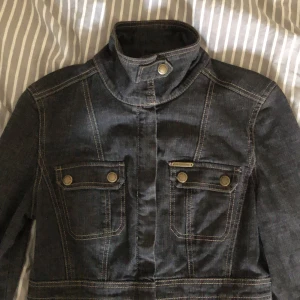 ”DKNY” jeans jacka - Säljer min väldigt fina DKNY jeans jacka! Den har inga slit och är praktiskt sett nyskick🫶🏼