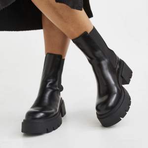 Säljer mina boots ifrån H&M pågrund av att dom inte kommer till användning, använd 1 gång, frakt tillkommer!!🌟 