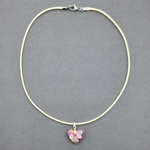 Handgjort halsband  - Handgjort frukthjärtan halsband och exklusiv design. Gjord i bra kvalitet ●Material-resin,textil. Nickel fri. Längd: 20,5cm  [frakt 15kr]