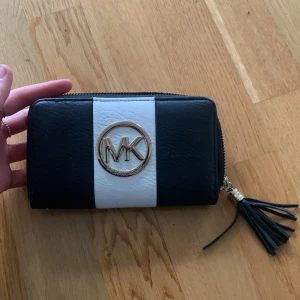 Mk plånbok  - Super söt plånbok, inte äkta men super fint och bra kvalite.🩷💘
