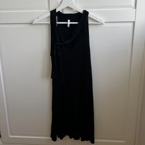 Svart kort klänning - Svart kort klänning från asiaters. Använd fåtal gånger, storlek S. 