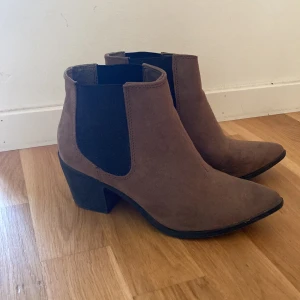 Bruna skor - Bruna skor med klack, fina skick inte skadade elr slitna varken i eller under skorna.