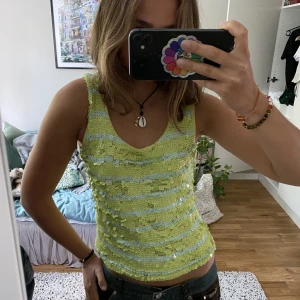 Paljett topp fest - Asball paljett topp perfekt till rave/fest eller om man bara vill vara lite extra cool. Tycker verkligen man kan klä denna så snyggt☠️!!!! KÖP