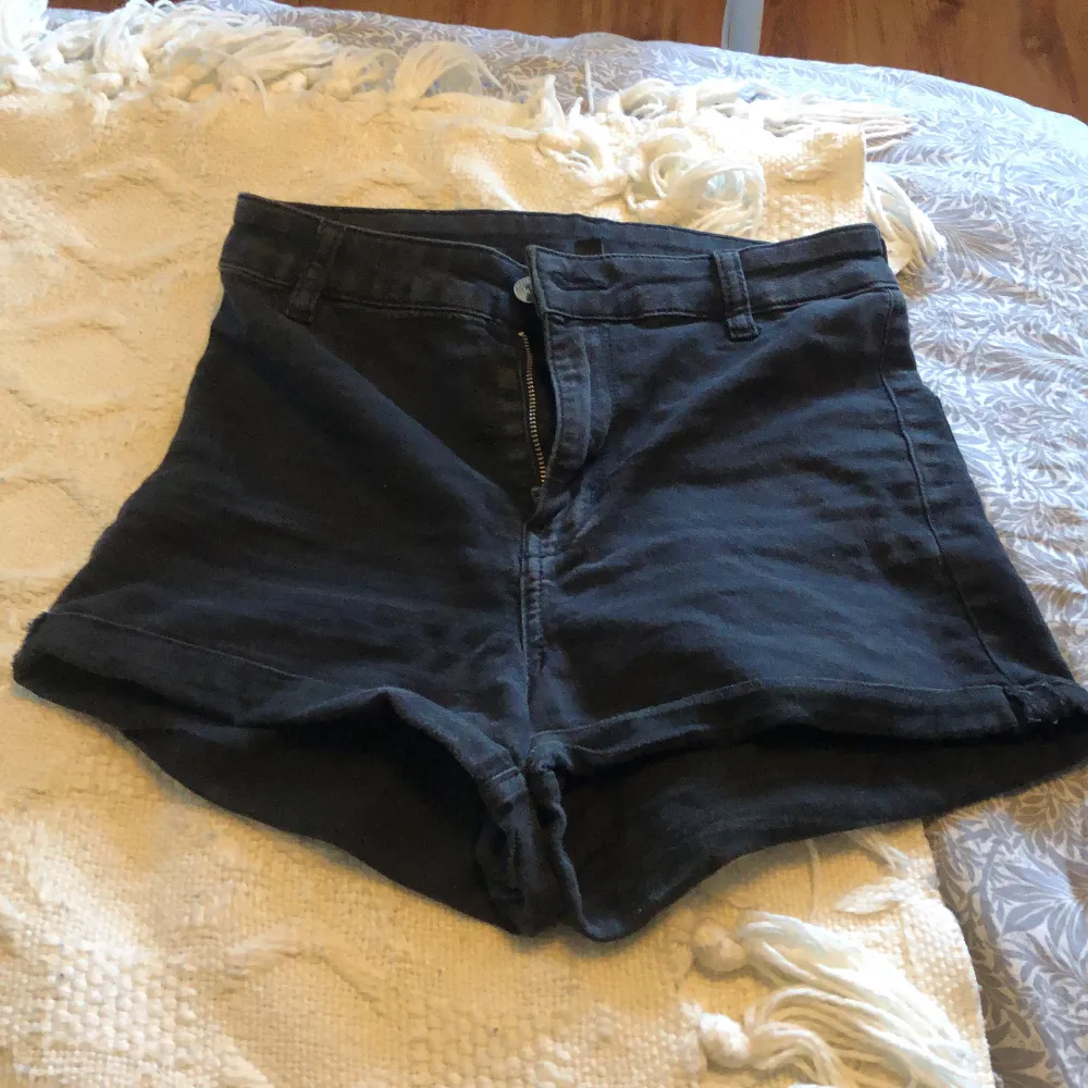 Högmidjade svarta shorts i storlek 36!. Shorts.