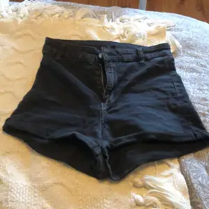 Högmidjade svarta shorts i storlek 36!