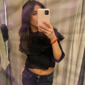 Stickad kofta från Zara - Säljer en svart stickad kofta ifrån zara då den inte kommer till användning💕 använd max 2 ggr! Det funkar även jätte bra att ha ett linne under med koftan öppen🥰 Tröjan är helt slutsåld och köpt i april💕 pris går alltid att diskuteras!