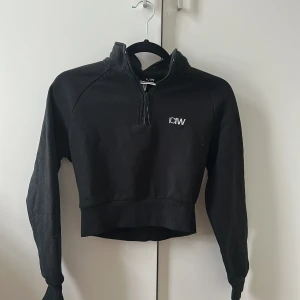 ICIW hoodie  - Säljer min ICIW hoodie som är croppad i storlek S pågrund av att den Aldrig har kommit till användning.