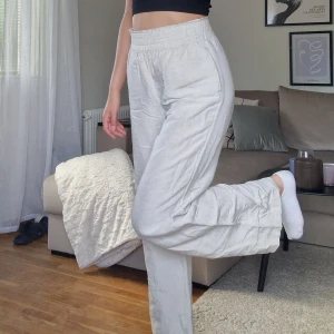 Linnebyxor  - Linnebyxor från H&M i stl Small. En ljusbeige färg. Använda ett fåtal gånger. Är 178 cm