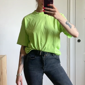 Vintage T-shiet - Jag är en XS/171 för referens. Tröjan är i en äppelgrön färg. 