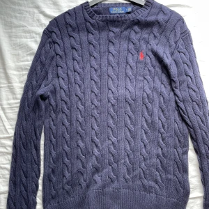 Ralph Lauren Stickad Tröja - Ralph Lauren stickad tröja. Använd en gång, cond 9-10/10. Nypris 1600