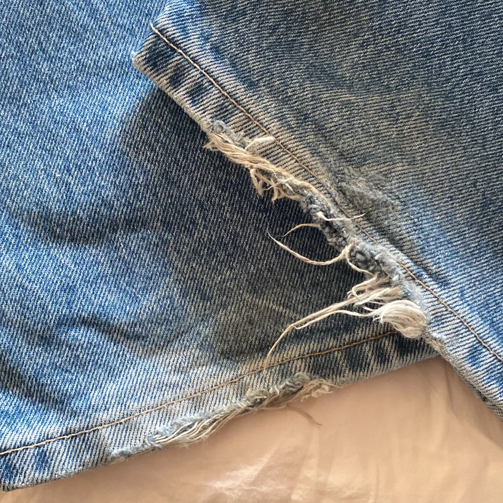 Säljer dehär jättefina arrow low weekday jeansen köpta för 500 som bara har legat i garderoben eftersom att de inte passar på mig längre. Lite slitna nere vid foten men annars i väldigt bra skick💕‼️tar helst swish‼️. Jeans & Byxor.