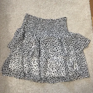 Volang kjol  - Säljer min jättefina volangkjol som tyvärr inte blivit använd sen förra sommaren, då använde jag den endast 2-3 gånger så den är i ett väldigt fint skick.  Köparen står för frakt💓