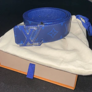 Louis Vuitton Bälte - Säljer mitt 90cm blåa LV bälte. Kvitto finns.