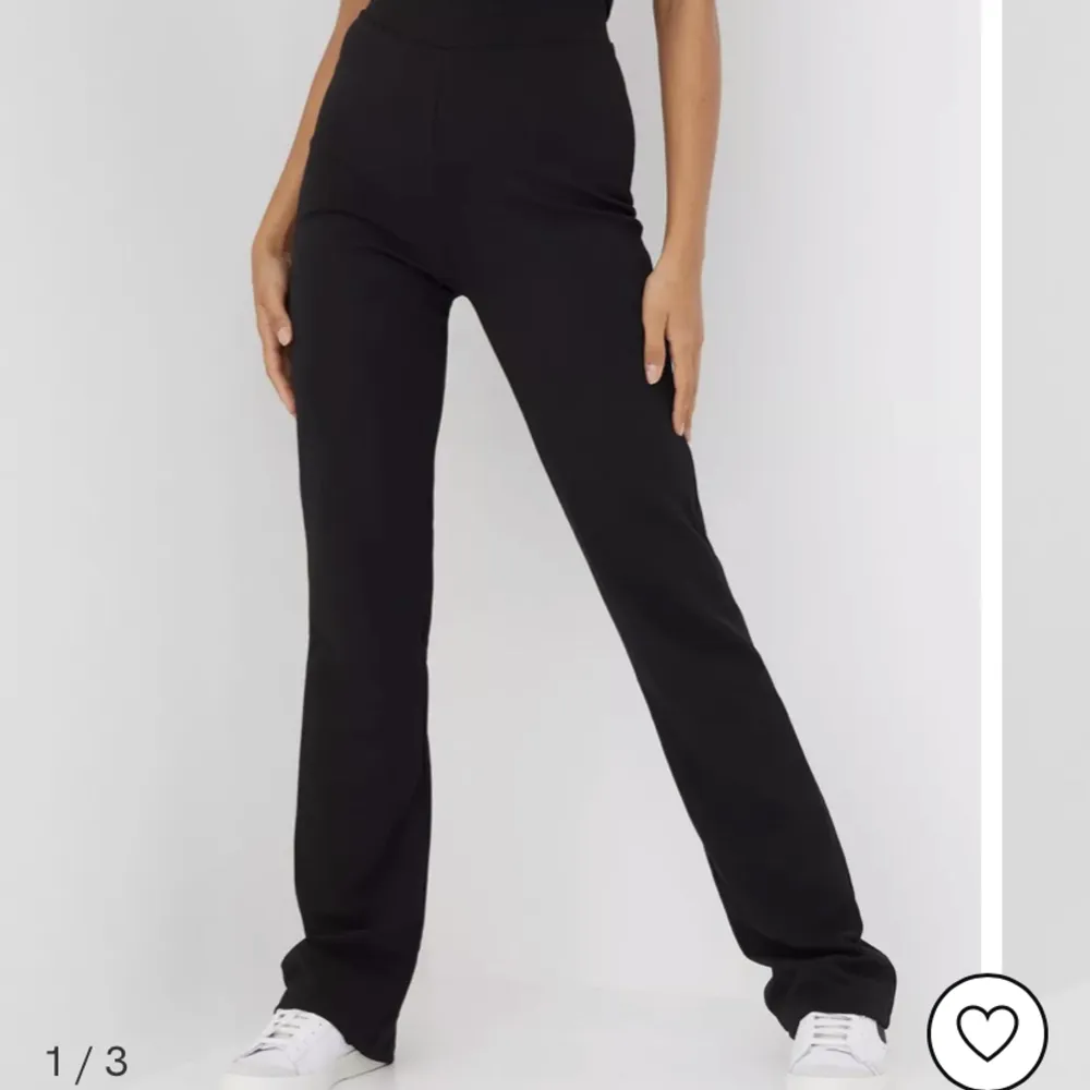 Svarta kostymbyxor från Nelly, använda ett fåtal gånger☀️ mycket fint skick. Jeans & Byxor.