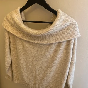 off shoulder stickad tröja  - Fina beige off shoulder stickad tröja från H&M, den är i fint skick, och sparsamt använd ett fåtal gånger. Storlek XS men skulle säga att den passar alla från XS-M