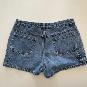 Snygga jeans shorts från Beyond retro.  Midja: 41 cm Längd: 32 cm