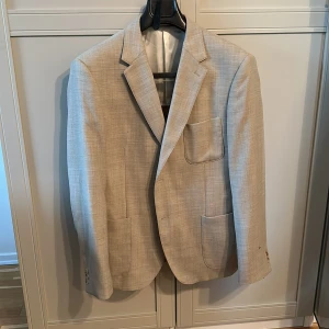 Kavaj / Blazer These Glory Days nyskick - Använd endast en gång. Nypris ca 2500-3000. Ullblandning. Storlek 52 slim fit. 