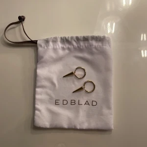 Ett par knappast använda Edblad örhängen!😍 - Nu säljer jag ett par fina Edblad örhängen då dom inte kommer till användning!🥰 Dom är i nyskick och enbart använda ca 4 gånger! Som nya kostar dom 400 men jag har tänkt mig 200! Pris kan diskuteras🫶❤️
