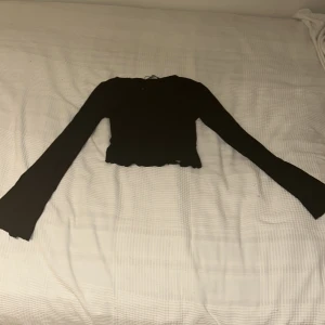 Svart tröja  - Säljer den här jätte fina cropped tröja från newyorker, har använt Max två gånger då jag inte tyckte den passade på mig. Den var vida armar. Storlek xs men passar svärm s , kontakta ifall du undrar  något! 