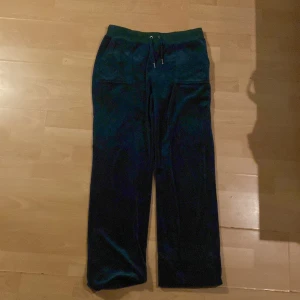 Juicy byxor - Byter detta Juicy byxor mot ett par i storlek L, helst färgen röd eller grå men skriv om ni är intresserade att byta. Storlek M. Kostade 1100kr, dessa är mörk gröna. Skriv för fler bilder privat! Knappt använda ingen skada eller fel på dom! Byter endast!