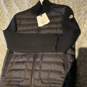 Moncler cardigan  - För liten för mig. Har kvitto från NK