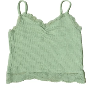 Grön topp - Så söt grön topp med fairy vibes!🧚🏻 En liten liten fläck där fram plus lite knottrig men annars bra kvalitet!