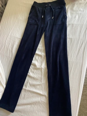 Juicy couture byxor - Säljer dom har juicy byxorna i färgen night sky på grund av att jag inte använder dom mycket, bra skick inga fläckar och inte använda alls mycket. Pris går att diskuteras!