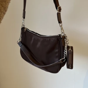 Brun axelremsväska  - Brun väska med medföljande liten rund väska 