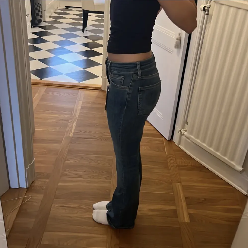 Lågmidjade jeans från zara. Jätte fina!!! Pris kan diskuteras💓💓. Jeans & Byxor.