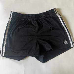 Adidas shorts som aldrig har kommit till användning då de ej passa str 38