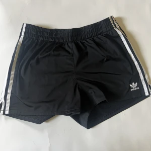 Adidas shorts  - Adidas shorts som aldrig har kommit till användning då de ej passa str 38