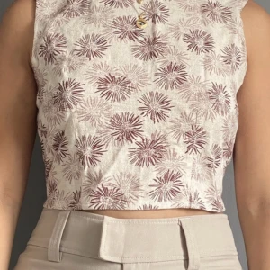 Linnetopp - Jättegullig topp i linnematerial. Endast använd 4 gånger. 