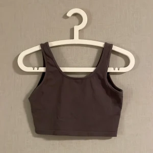 tanktop - Mörkgrå tanktop som sitter som S/M, kommer inte till användning. Tjock och skönt material❤️ Ser brun ut men det är pga ljuset, färgen är mörkgrå🤗 kontakta mig om ni har några frågor<3