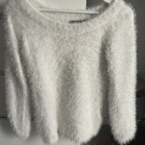 Vit tröja  - Super söt fluffig vit tröja, använd sparsamt. 🩷