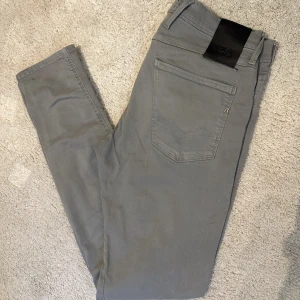 Replay jeans - Säljer mina jeans från Repoay då de inte längre kommer till användning. De är knappt använda och i nyskick.  De är i storlek 33/34 i modellen Anbass. 