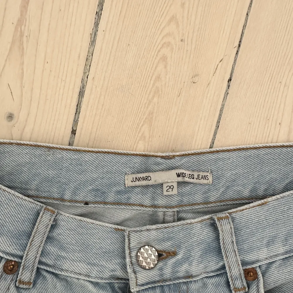 Storlek 29, funkar supersnyggt som oversize jeans om man är en mindre storlek. Något slitna vid kanten.  KONTAKTA MIG INNAN KÖP  💗. Jeans & Byxor.