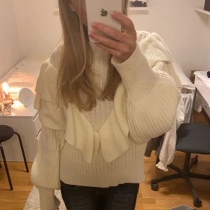 vit stickad tröja med volanger  - en såå söt stickad💞💞 från nakd, köpt för 399, säljer för 99