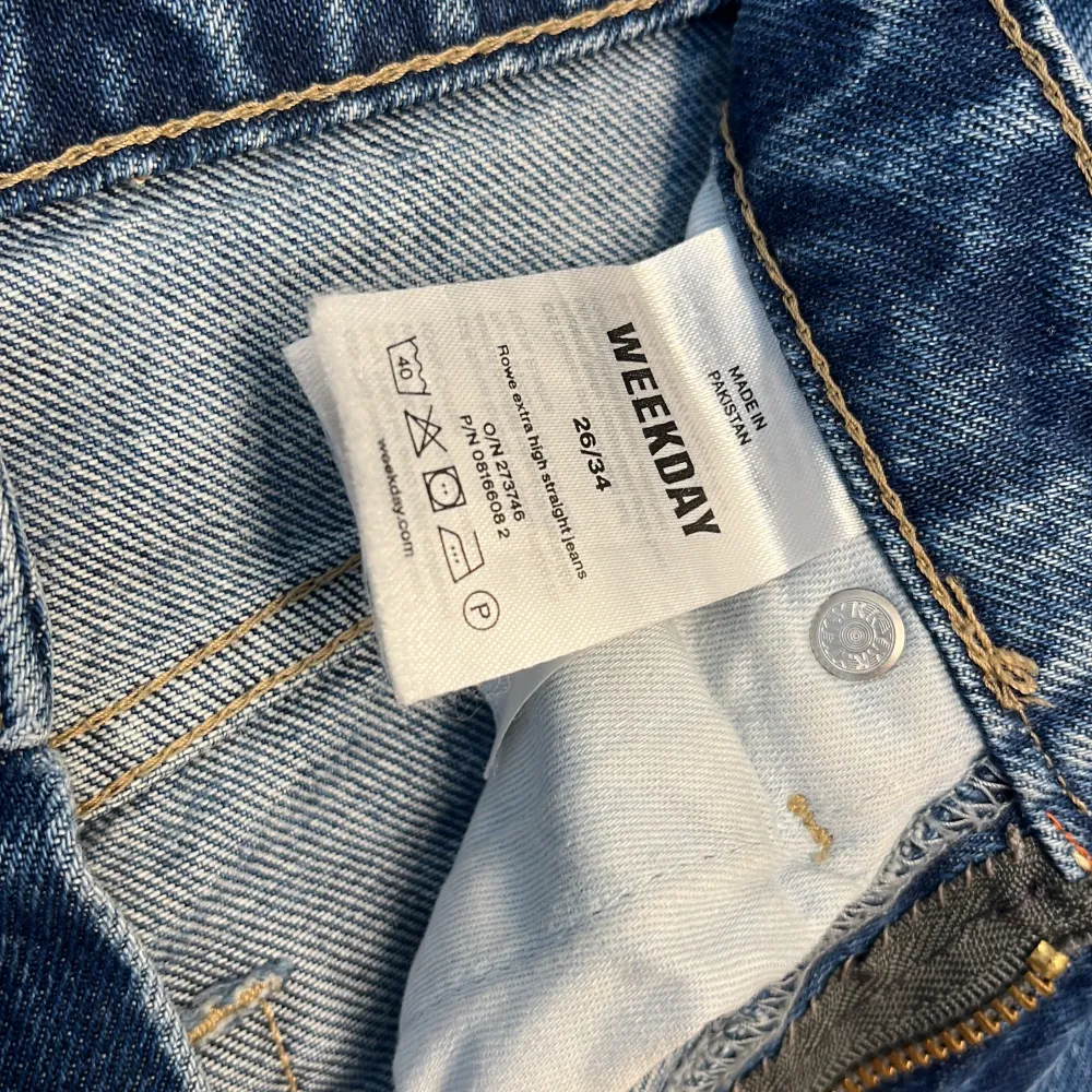 Blåa jeans i rakmodell från weekday. Min favoritmodell i perfekt blå färg. Storlek 26/34 Nypris: 590kr  Väldigt bra skick, säljer då det inte passar mig. Det enda att anmärka på är att dragkedjan är utbytt.  . Jeans & Byxor.