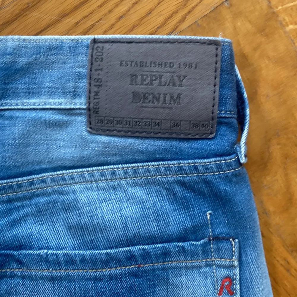 Säljer dessa replay jeans e mycket bra skick. Storleken är runt 30/30. Nypris ca: 1500kr mitt pris: 399kr.. Jeans & Byxor.