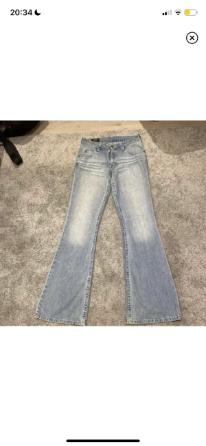 Lågmidjade jeans  - Lägger ut igen pga oseriös köpare. Så snygga jeans ifrån lee som är lågmidjade. Jag är 175 och som man ser på sista bilden går de hela vägen ner.  Skriv vid frågor🤍