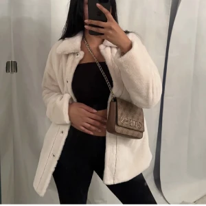 Teddy jacka  - Säljer denna jacka i storlek S samt köptes den här på Plick. Lånade bilder från tjejen jag köpte den ifrån!! Säljs för 150, inte använd från min sida. 