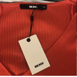 Röd kofta - Helt oanvänd kofta från bikbok som jag fick i vintras, aldrig använd och säljer för den inte riktigt är min stil. Köpt för 299