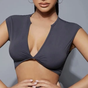 Topp - En öppen topp som är supergulliga till en kavaj eller likande. Den är i lite träningsmaterial så väldigt lätt. Storlek s, knappt använd!