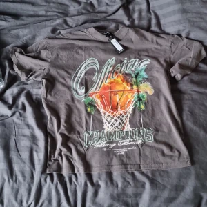 Oandvända T-shirst  - Råkade beställa 2 st T-shirtar. Den var lite för liten på mig så säljer nu denna priset är per tröja inte tillsammans. Om man vill ha bild när den sitter på är det bara att skriva och fråga så fixar jag det