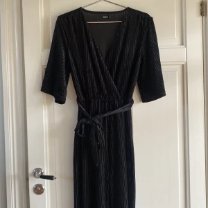 Jumpsuit - Skön strechig jumpsuit perfekt för festliga tillställningar!