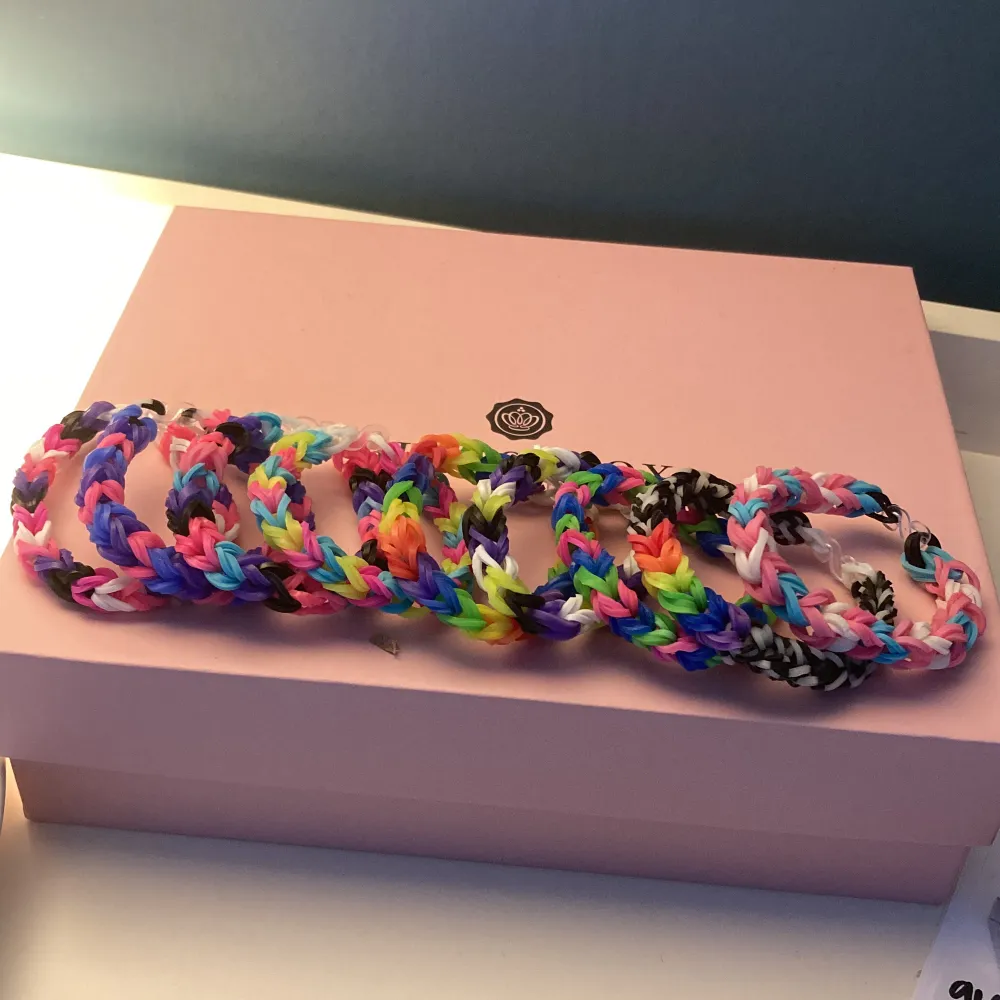 Pride armband i olika flaggor, skriv om ni vill att jag ska göra en annan flagga, bra kvalite, ni betalt för frakten, finns marsvin o katt i hemmet men tror inte det påverkar armbanden❤️🧡💛💚💙💜. Accessoarer.