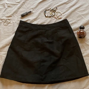 SVART KJOL - Säljer denna svarta kjol som passar perfekt utgångar men tyvärr inte passar mig. Midjemått: 65cm