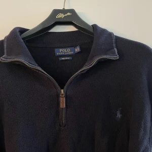 Vintage Ralph lauren zip up  - Ralph lauren zip-up köpt från humana förra året men sparsamt använd. Den är i storlek xxl men gillar man oversized så funkar den fint, passar mig bra som är storlek s.