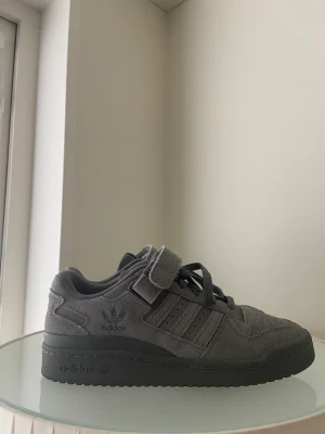 Adidas skor sneakers  - Använda endast 1 gång Storlek 39 Unika och super snygga! 