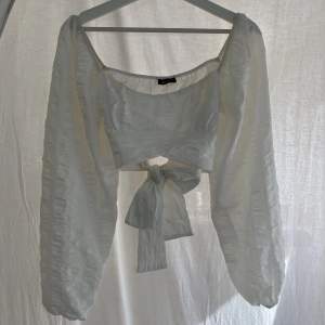 Söt vit blus från Gina, som bara har använts en gång! Blusen har fina puffärmar och en fin knytning där bak!😍